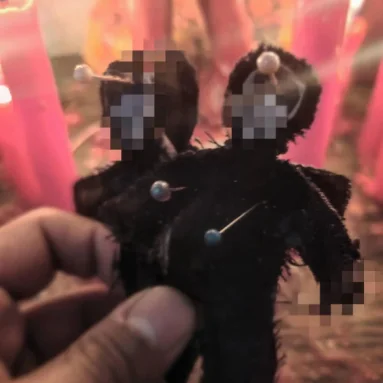 Dos muñecos de tela con los rostros pixelados